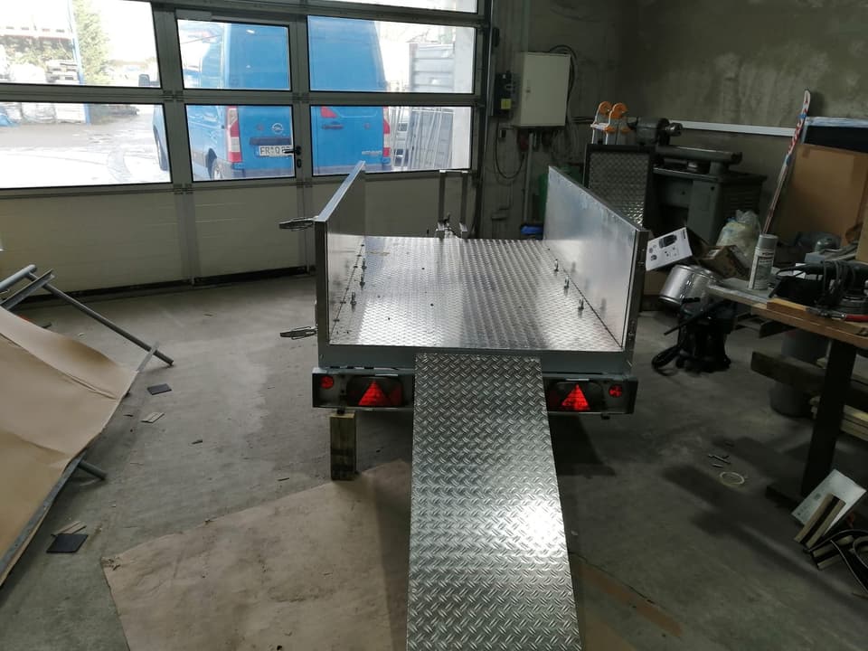 Aluminium-Kipperanhaenger mit Rampe in Werkstatt – Luft Metallbau