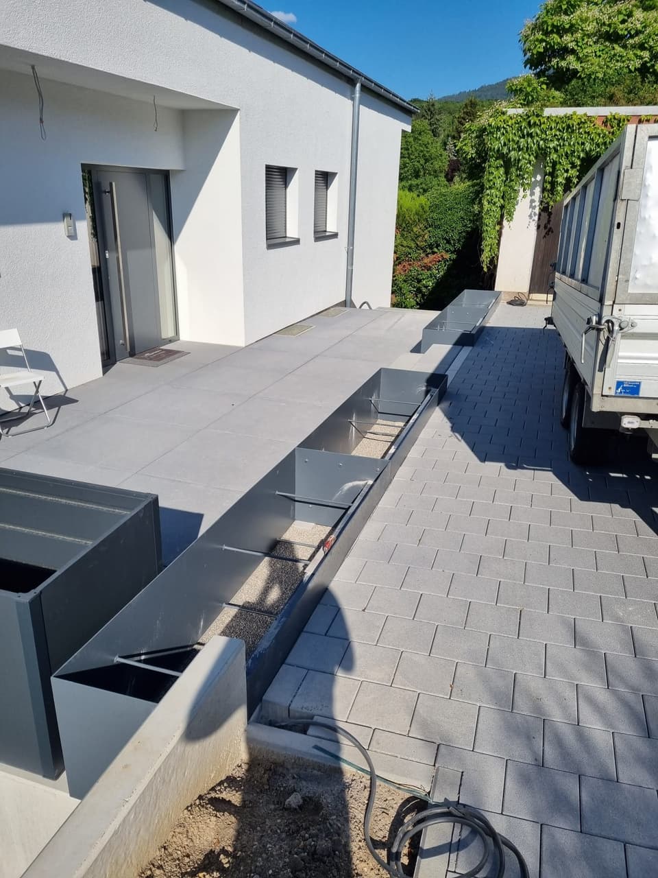 Edelstahl-Pflanzkuebel auf Terrasse montiert – Luft Metallbau